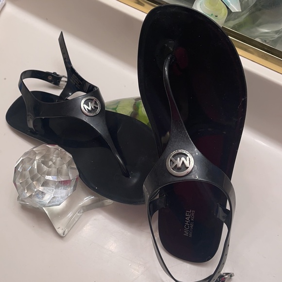 MICHAEL KORS SLIPPERS. CUTE MU$T HAVE.. 🥰👍🏽 - Picture 2 of 6